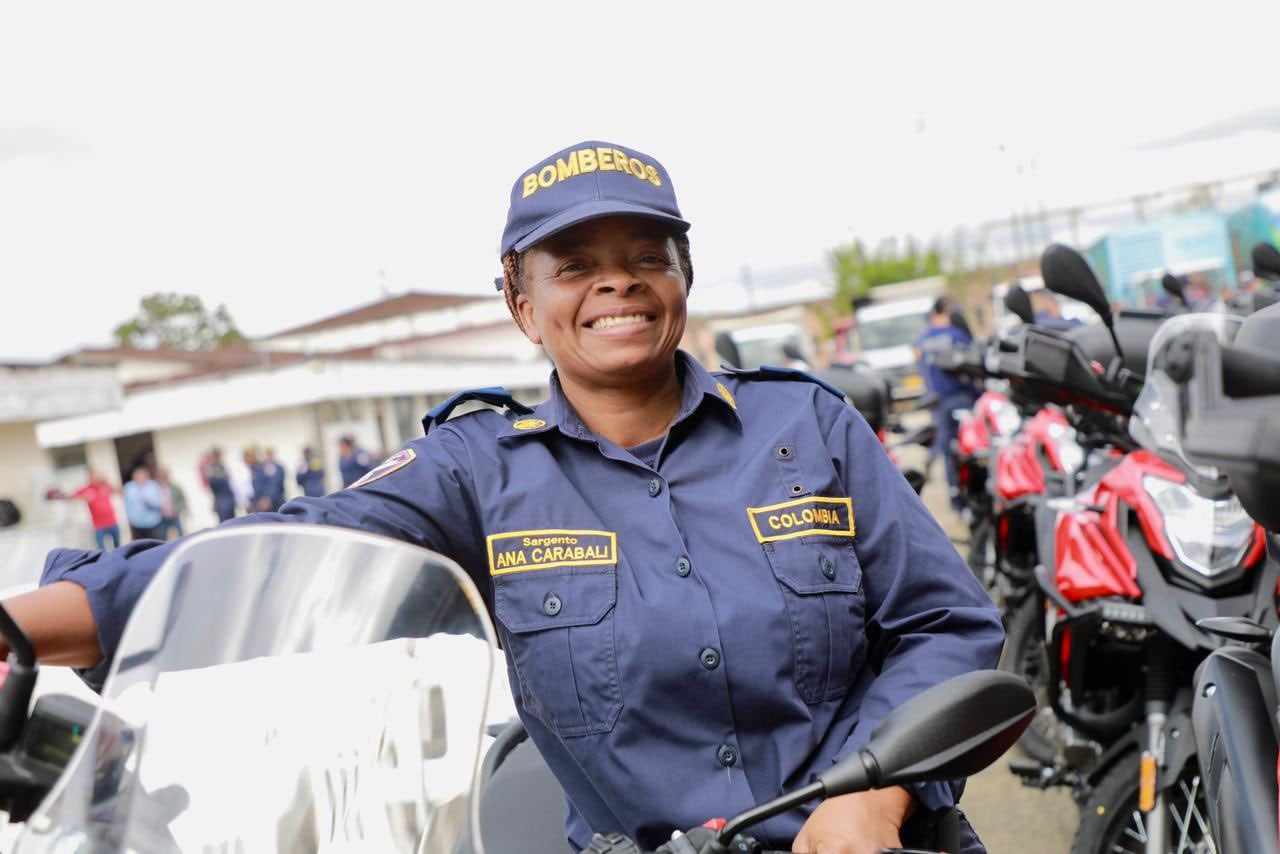 El gobernador del Cauca, Octavio Guzmán, explicó que cada cuerpo de bomberos beneficiado contará con dos motocicletas, lo que facilitará una primera respuesta más eficiente frente a las diferentes emergencias que se presentan de manera frecuente en el territorio.