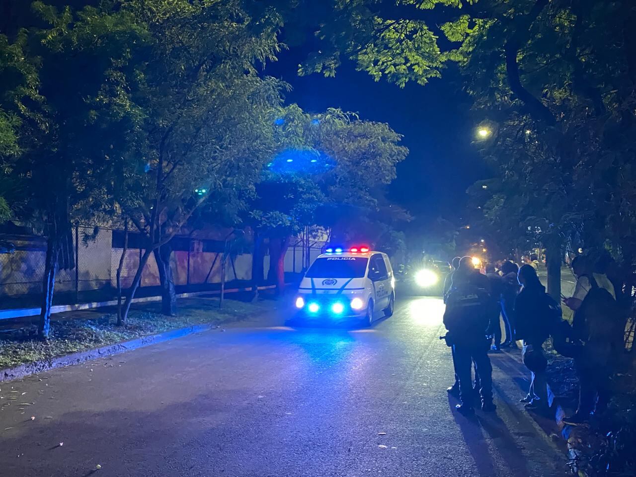 Panorama tras el atentado contra un medio de comunicación en Cali.