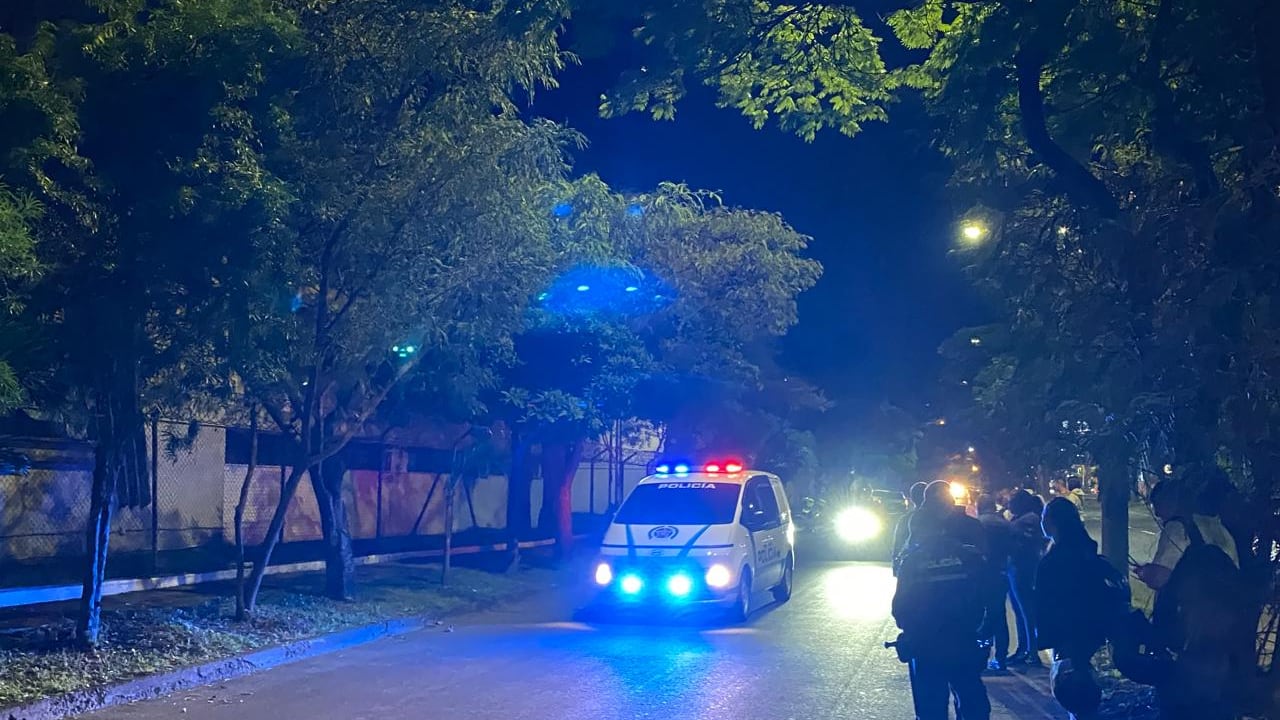 Panorama tras el atentado contra un medio de comunicación en Cali.