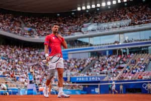 El serbio Novak Djokovic compite contra el griego Stefanos Tsitsipas durante su partido de cuartos de final en el estadio Roland Garros, en los Juegos Olímpicos de Verano de 2024, el jueves 1 de agosto de 2024, en París, Francia. (Foto AP/Manu Fernandez)