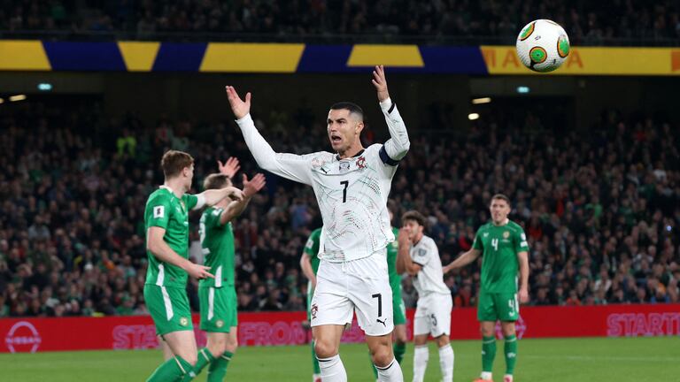 El delantero portugués Cristiano Ronaldo reacciona durante el partido de clasificación del Grupo F para la Copa Mundial de Fútbol Masculino de 2026 entre Irlanda y Portugal en el Estadio Aviva de Dublín el 13 de noviembre de 2025. (Foto de Paul Faith / AFP)