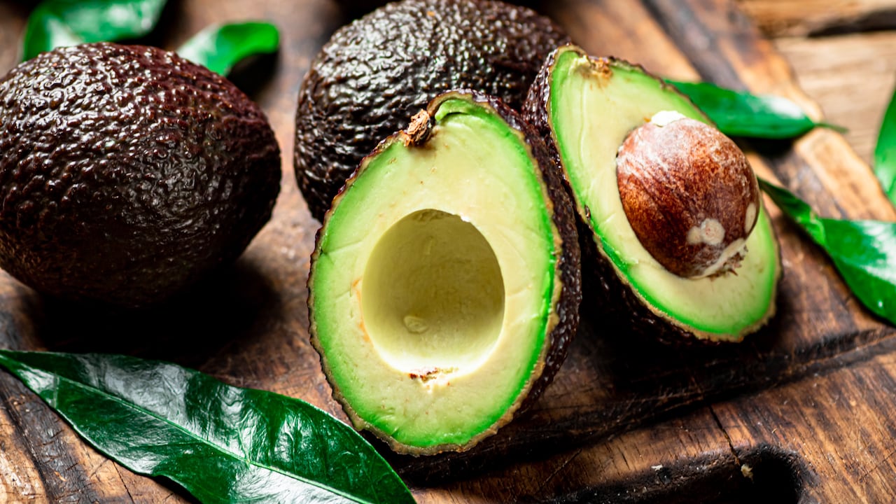 El aguacate tiene propiedades nutricionales para el cuerpo que lo describen como un alimento ideal y muy completo.