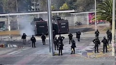 Uniformados de la Policía intentan controlar la situación.