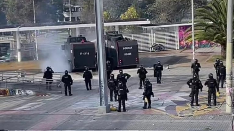 Uniformados de la Policía intentan controlar la situación.