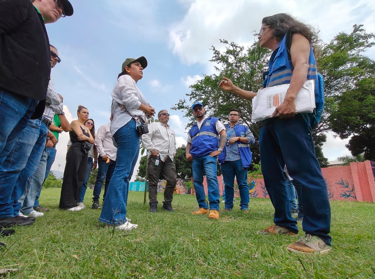 Recorrido por el corredor vial de la calle 25, con delegados de la Comuna 3, grupos sociales, la Personería Municipal, y representantes del Dagma y Corfecali, para avanzar en proceso de concertación del traslado de árboles en este sector. Fotos Jorge Orozco