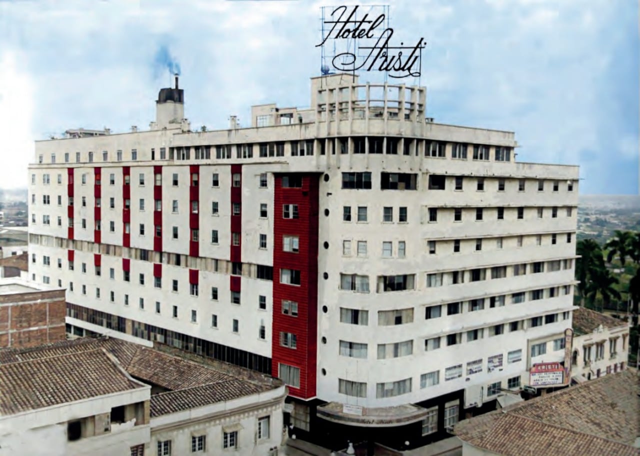 Vista del Hotel Aristi en los años 50 y 60, con los colores originales de su fachada Art Decó y el icónico letrero sobre la corona en la terraza.
