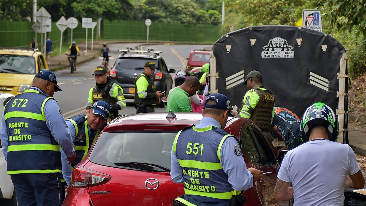 Operativos de los Agentes de Transito y Policía Nacional, es lo que se ve en diferentes puntos de las entradas a Cali por el primer puente festivo del mes de noviembre. Fotos Raúl Palacios / El Pais.