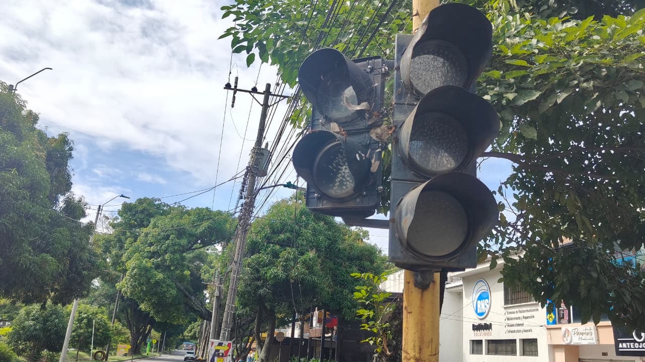 Calle 52 Norte, frente al supermercado Éxito de La Flora.