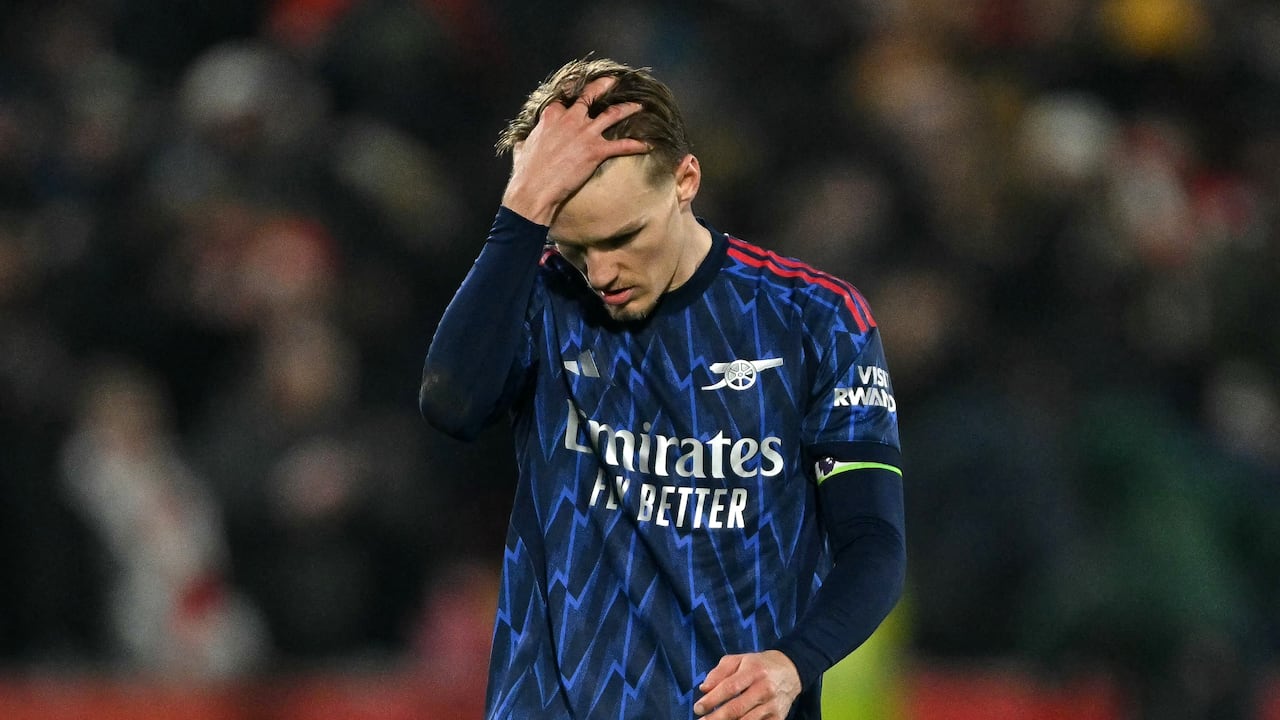 El centrocampista noruego #08 del Arsenal, Martin Odegaard, reacciona tras el partido de la Premier League inglesa entre el Brentford y el Arsenal en el Gtech Community Stadium de Londres el 12 de febrero de 2026. (Foto de Glyn KIRK / AFP)