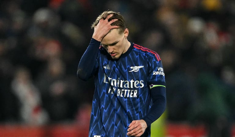 El centrocampista noruego #08 del Arsenal, Martin Odegaard, reacciona tras el partido de la Premier League inglesa entre el Brentford y el Arsenal en el Gtech Community Stadium de Londres el 12 de febrero de 2026. (Foto de Glyn KIRK / AFP)