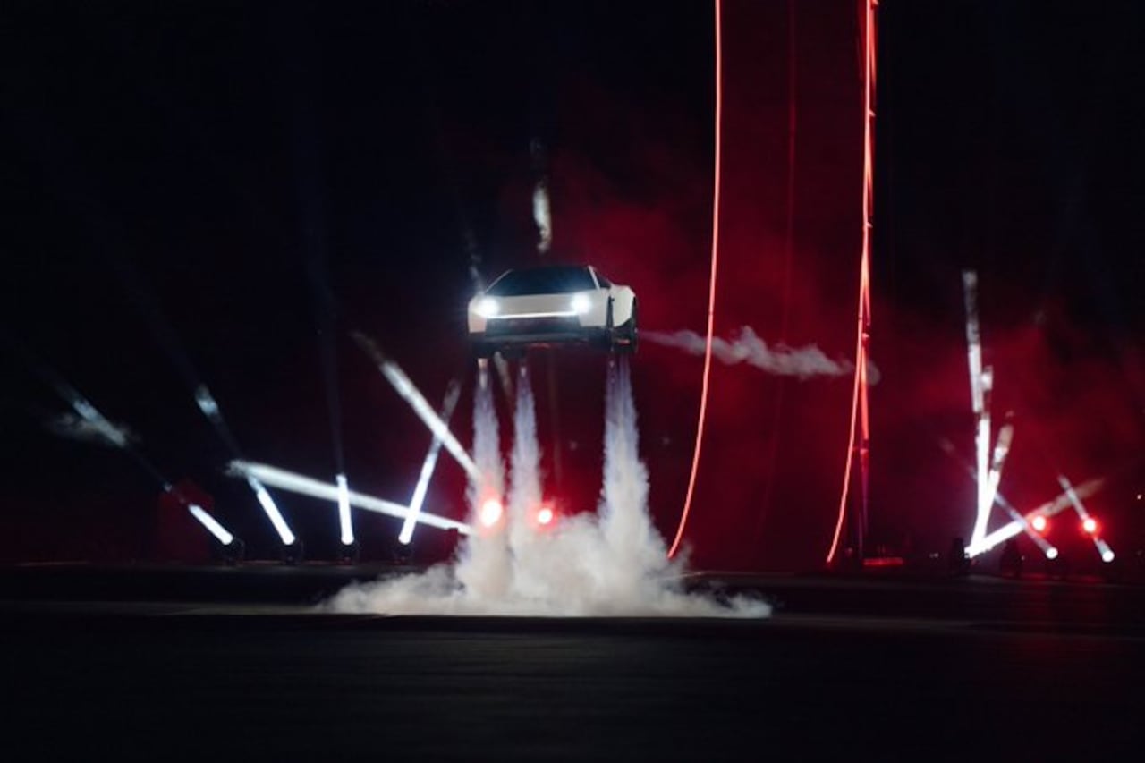 Elon Musk presenta el Tesla Roadster: promete acelerar en menos de un segundo y realizar maniobras aéreas