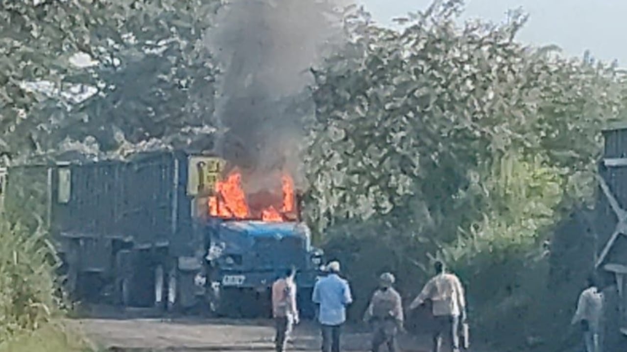 En la mañana de este sábado 25 de abril, sujeto armados detuvieron al conductor de este tren cañero para luego prenderle fuego, como denunciaron las comunidades de la zona rural de Miranda, Cauca.