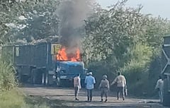 En la mañana de este sábado 25 de abril, sujeto armados detuvieron al conductor de este tren cañero para luego prenderle fuego, como denunciaron las comunidades de la zona rural de Miranda, Cauca.