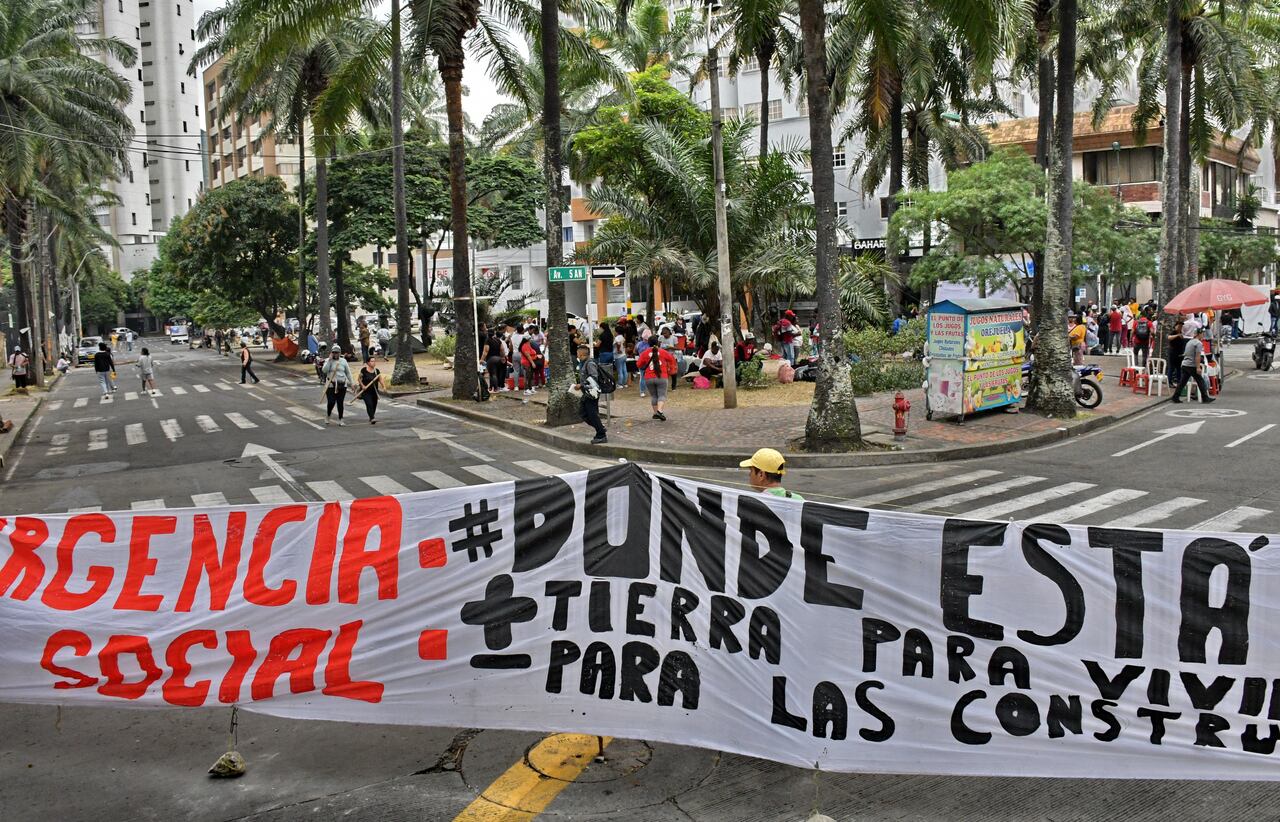 Este viernes 26 de julio, persisten los bloqueos en el barrio Versalles, norte de Cali, impulsados por los integrantes de Minga Popular y Comunitaria de Cali, que exigen “una respuesta efectiva” por parte de la Administración, para abordar sus reclamos de vivienda. Ya son cuatro días de platón en esta zona de clínicas y centros médicos. Fotos Raúl Palacios / El Pais