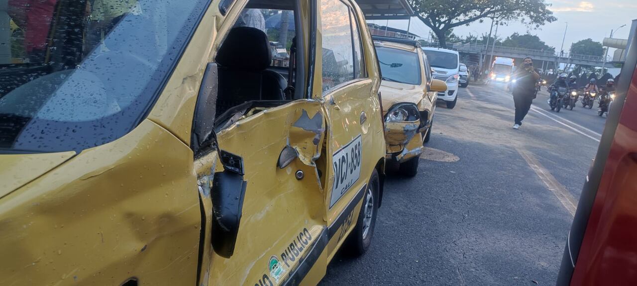 Así quedó uno de los taxis involucrado en el siniestro vial presentado en el sector de Paso del Comercio.