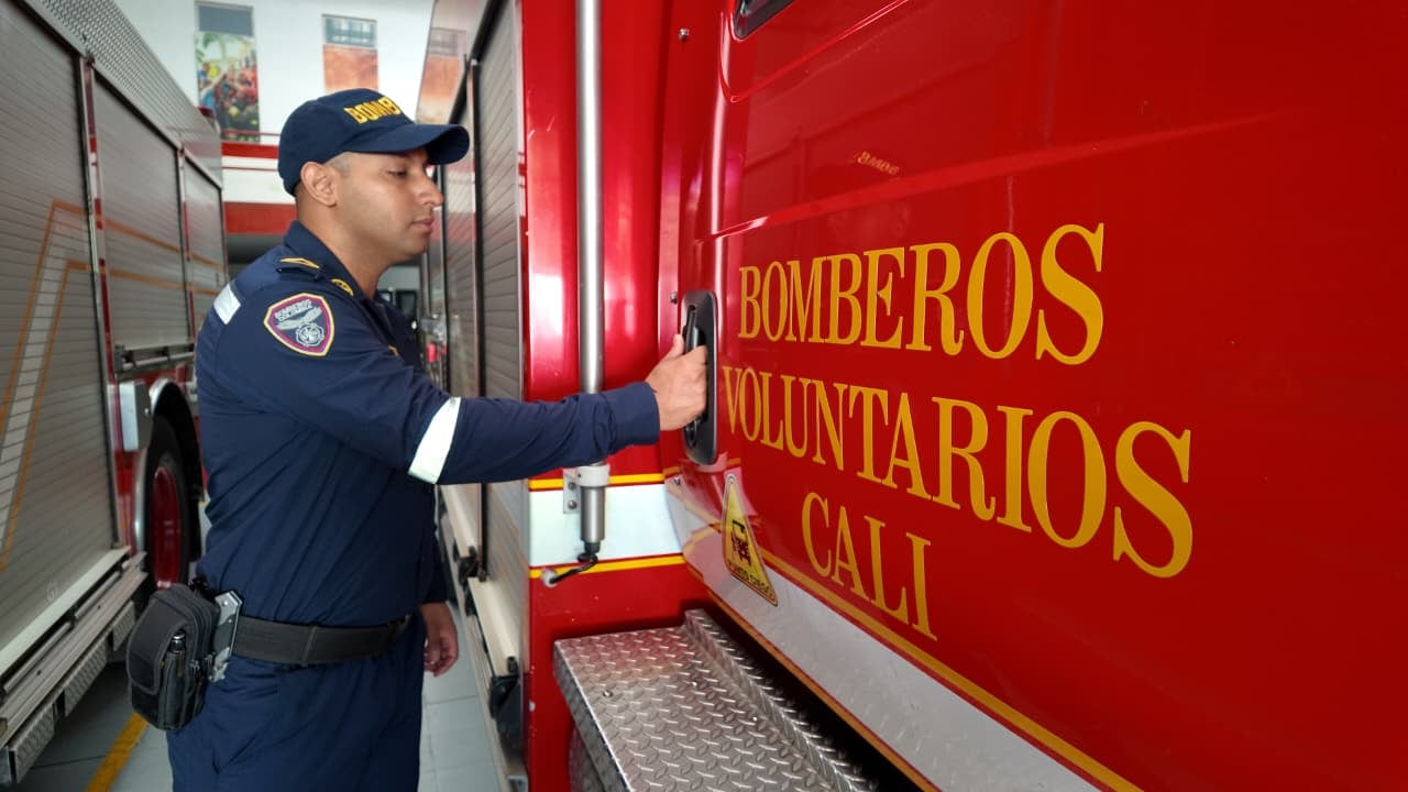 Cristian David Arango es rescatista del componente de búsqueda tecnológica del Usarcol-1. Lleva once años como bombero en Cali.