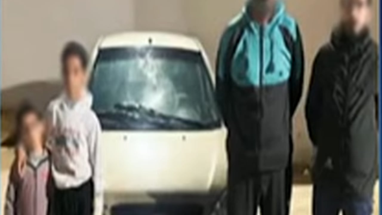 Al lado izquierdo se encuentran los dos menores, tío y sobrino. Mientras que al lado derecho están el padre de la víctima y un amigo suyo.