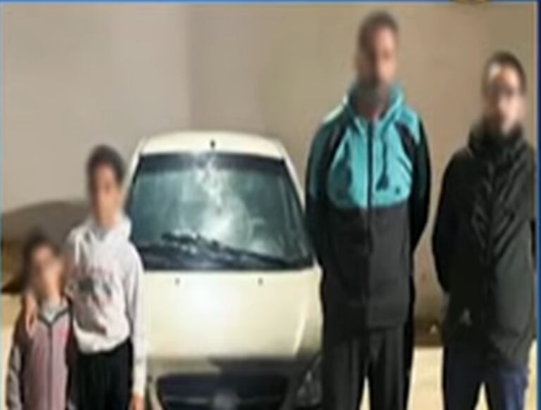 Al lado izquierdo se encuentran los dos menores, tío y sobrino. Mientras que al lado derecho están el padre de la víctima y un amigo suyo.