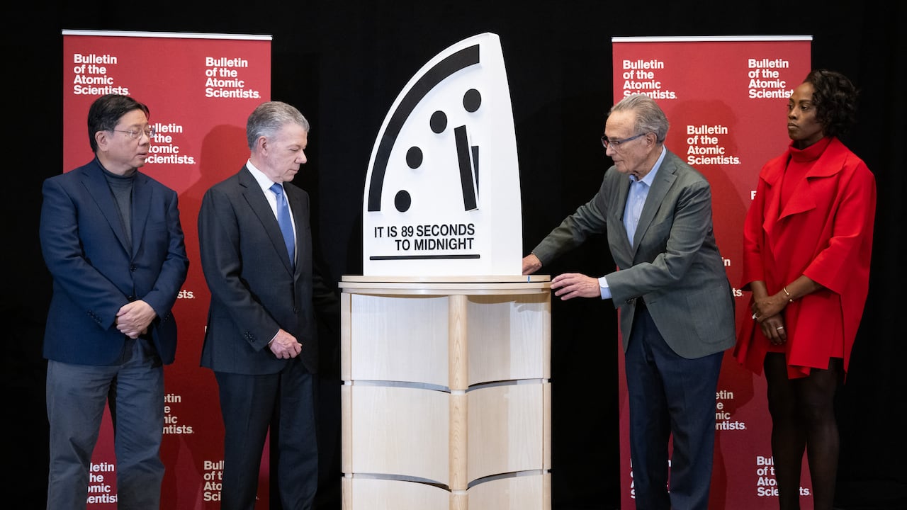 El expresidente de Colombia encabezó el acto realizado por la Comunidad Científica que lidera el Reloj del Juicio Final.