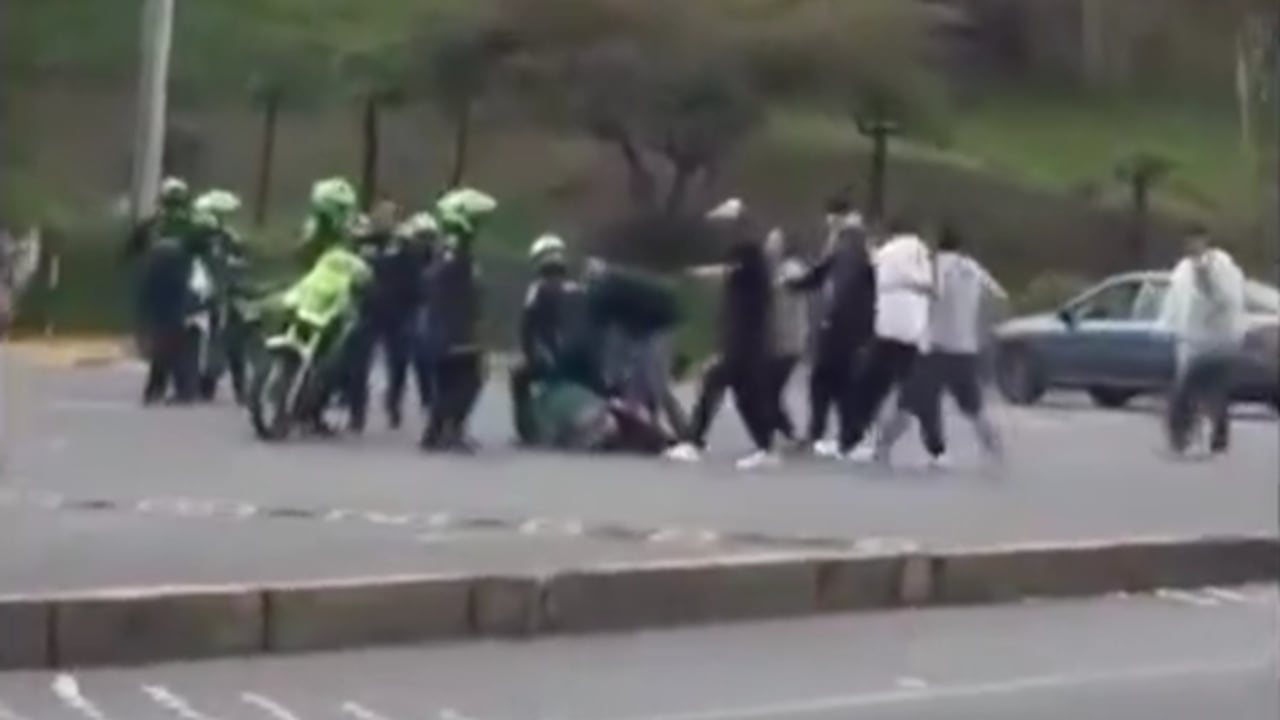 Enfrentamientos de los hinchas del Deportivo Cali en las afueras de la ciudad de Pereira este 22 de febrero de 2026, con la Policía Nacional.