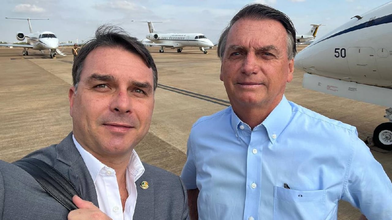 Después de unas horas, el actual senador Flavio Bolsonaro volvió a enviarle un mensaje a su padre: “Padre estoy contigo para lo que venga” escribió en su cuenta de Twitter.