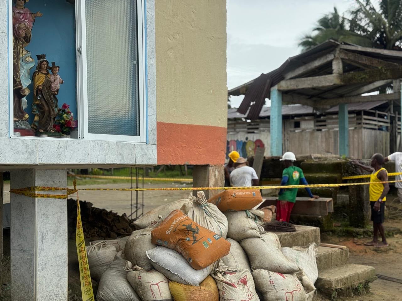 Dos meses después del terremoto, la Fundación Herencia de Timbiquí ya está reconstruyendo junto a las comunidades del litoral Pacífico colombiano.