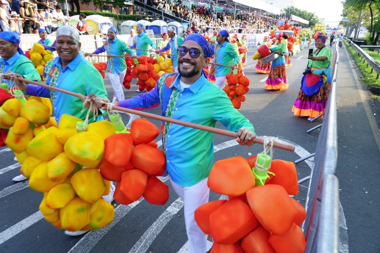 El Desfile del Carnaval de Cali Viejo recorrió la Autopista Suroriental en el cuarto día de la Feria de Cali, celebrando 130 años de historia y tradición cultural.