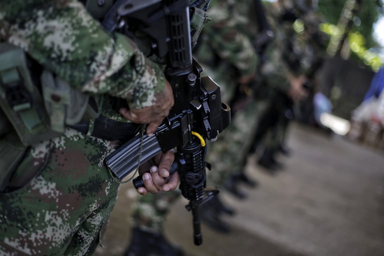 Militares, soldados, arma