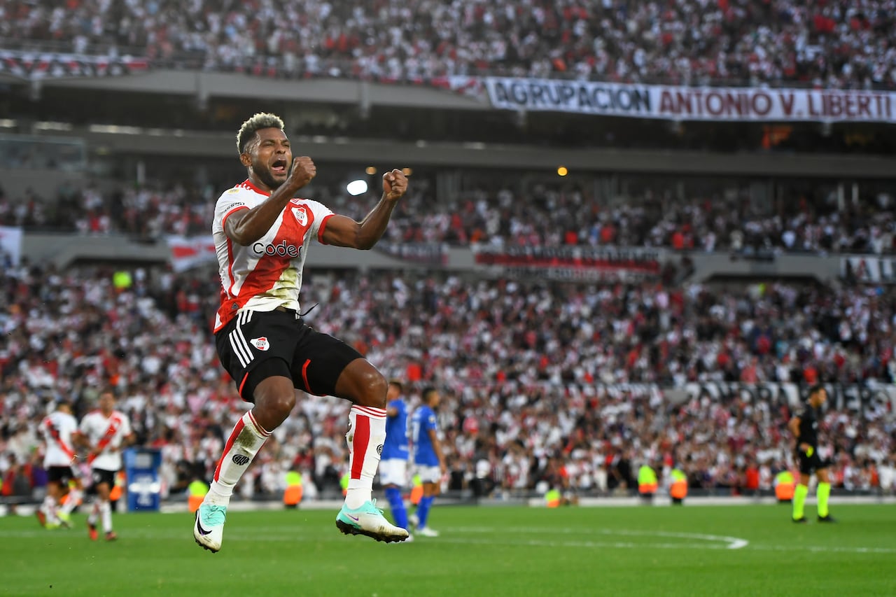 BUENOS AIRES, ARGENTINA – 4 DE FEBRERO: Miguel Borja de River Plate celebra luego de anotar el tercer gol del equipo durante un partido del Grupo A de la Copa de la Liga 2024 entre River Plate y Vélez en el Estadio Más Monumental Antonio Vespucio Liberti el 4 de febrero de 2024 en Buenos Aires. ,Argentina. (Foto de Rodrigo Valle/Getty Images)