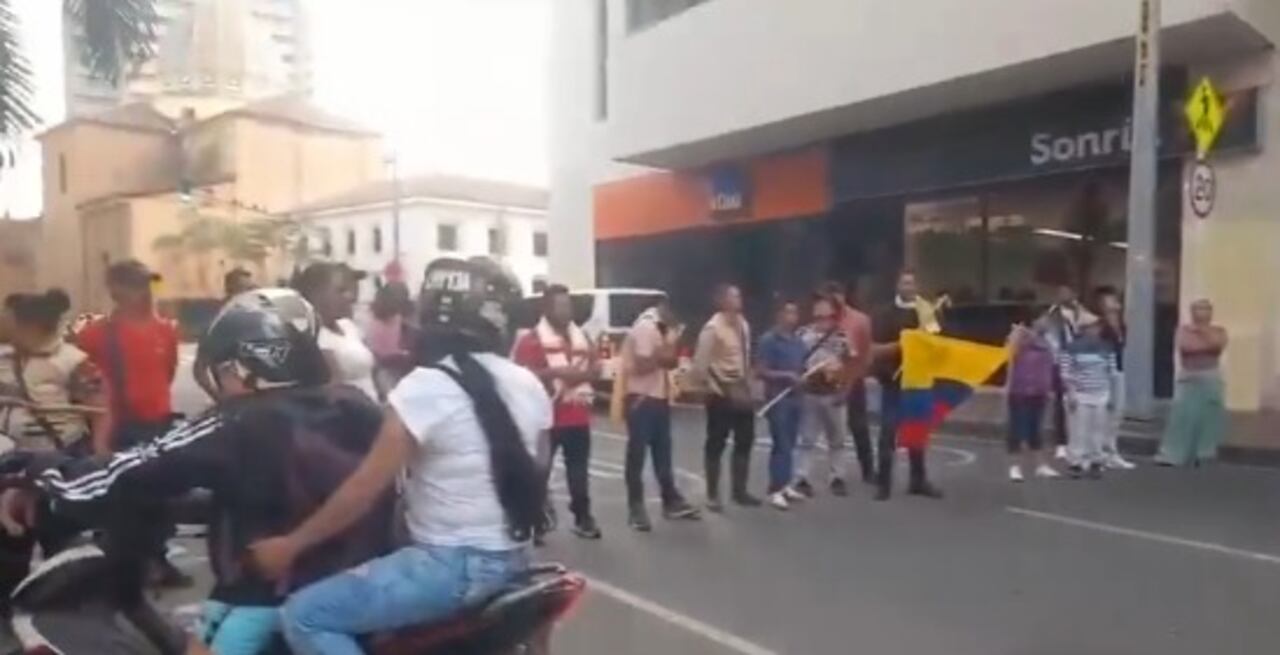 La comunidad campesina ha optado por un bloqueo intermitente, que implica cerrar las calles cada cinco o diez minutos.