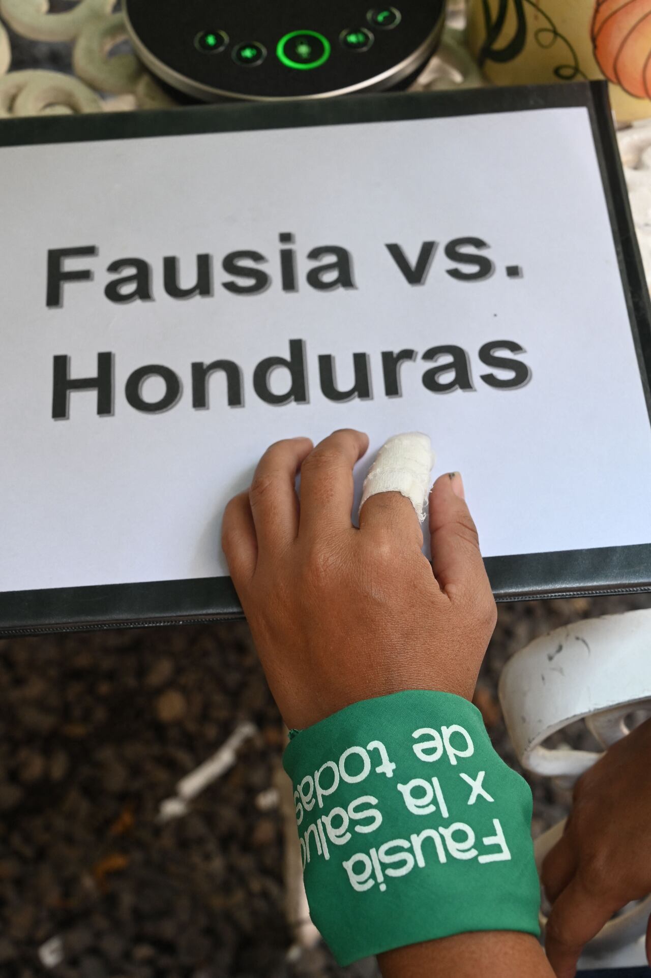 La jóven indígena identificada como Fausia le dio una entrevista a AFP vía Zoom desde Tegucigalpa en Abril 22 de  2024. (Photo by Orlando SIERRA / AFP)