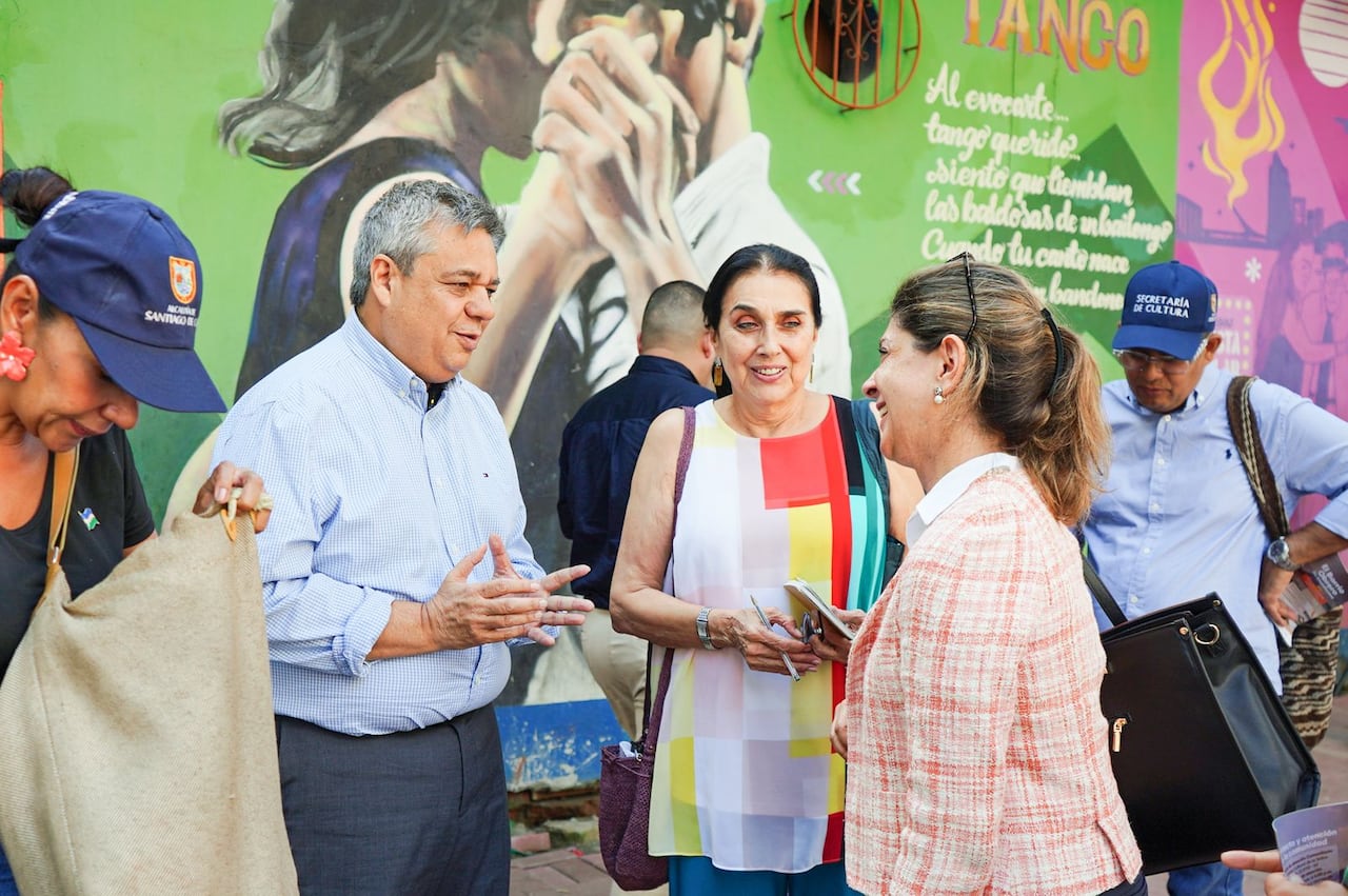 Durante el recorrido, Martha Senn centro- interactuó con gestores culturales y habitantes del sector. “Venir al Barrio Obrero es venir a la felicidad”, dijo la artista