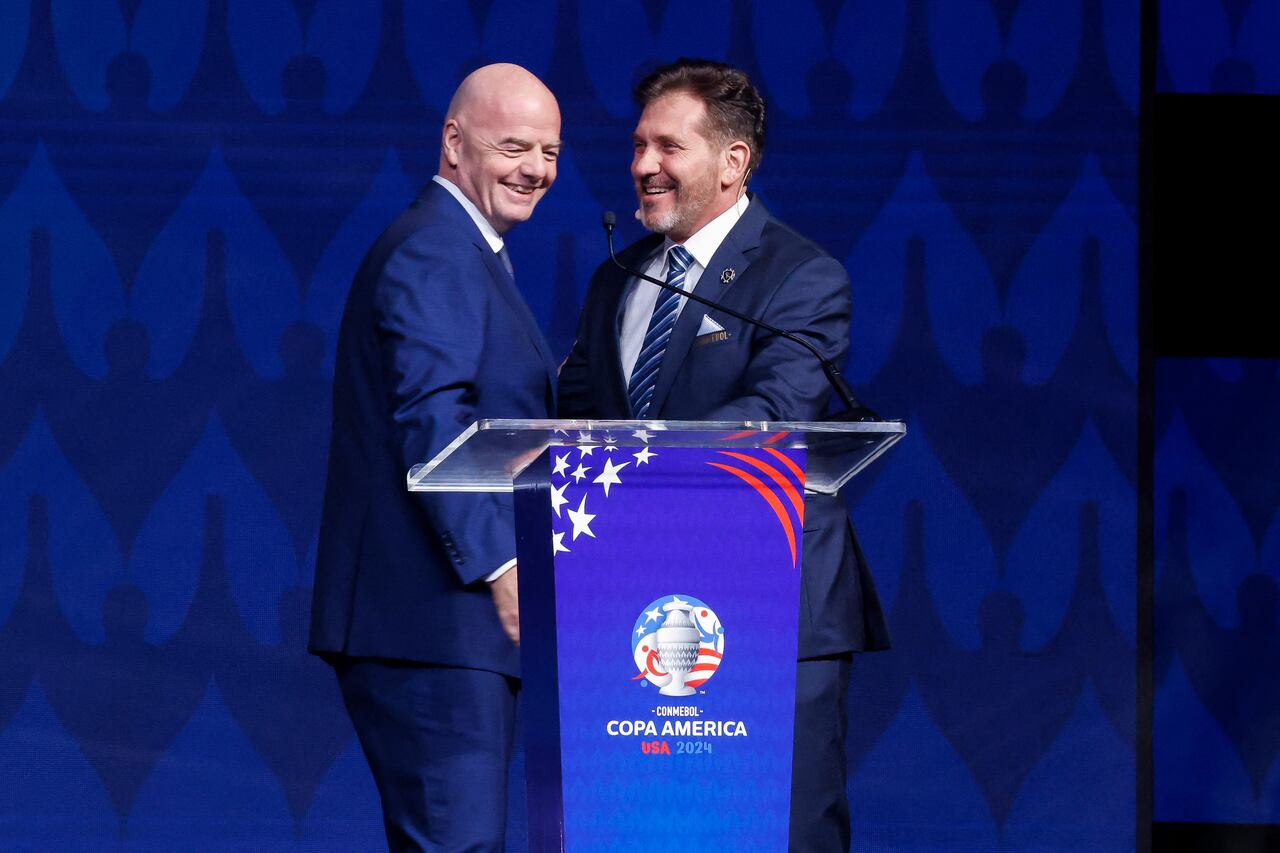 MIAMI, FLORIDA - 7 DE DICIEMBRE: Gianni Infantino, Presidente de la FIFA y Alejandro Domínguez, Presidente de CONMEBOL, sonríen durante el sorteo oficial de la CONMEBOL Copa América 2024 en el James L. Knight Center el 7 de diciembre de 2023 en Miami, Florida. Eva Marie Uzcategui/Getty Images/AFP (Foto de Eva Marie Uzcategui / GETTY IMAGES NORTEAMÉRICA / Getty Images vía AFP)