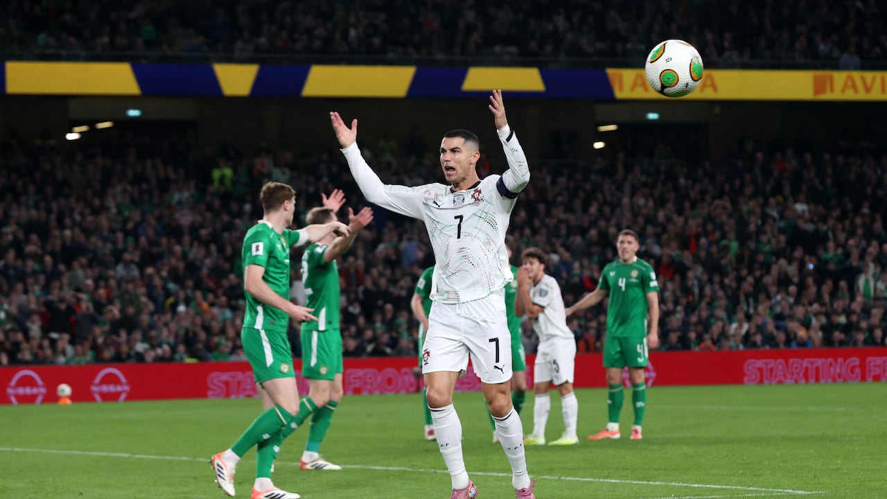 El delantero portugués Cristiano Ronaldo reacciona durante el partido de clasificación del Grupo F para la Copa Mundial de Fútbol Masculino de 2026 entre Irlanda y Portugal en el Estadio Aviva de Dublín el 13 de noviembre de 2025. (Foto de Paul Faith / AFP)