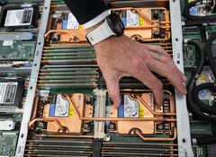 Una pantalla muestra una CPU recubierta de cobre y serpentines de enfriamiento de un servidor Lenovo en el centro de datos del Laboratorio de Innovación en Bienes Raíces Digitales (DRIL) en Ashburn, Virginia