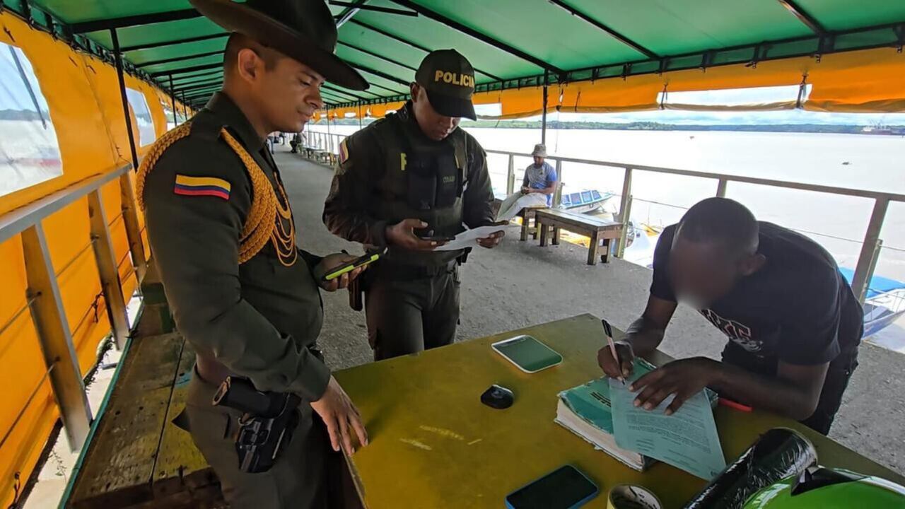 La persona fue detenida cuando descendía de una lancha del puente marítimo.