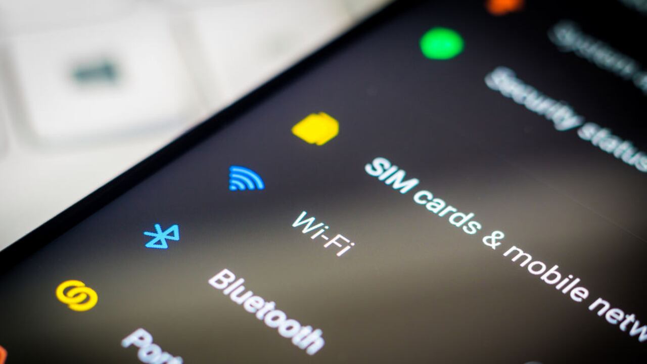 La conexión Wi-Fi del celular se ve afectada cuando varios dispositivos se conectan a través de bluetooth.