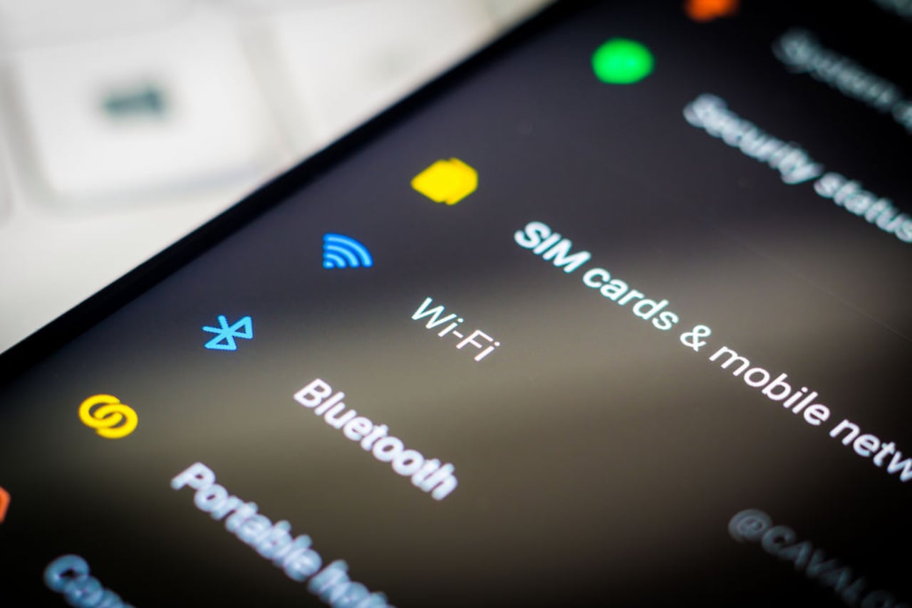 La conexión Wi-Fi del celular se ve afectada cuando varios dispositivos se conectan a través de bluetooth.