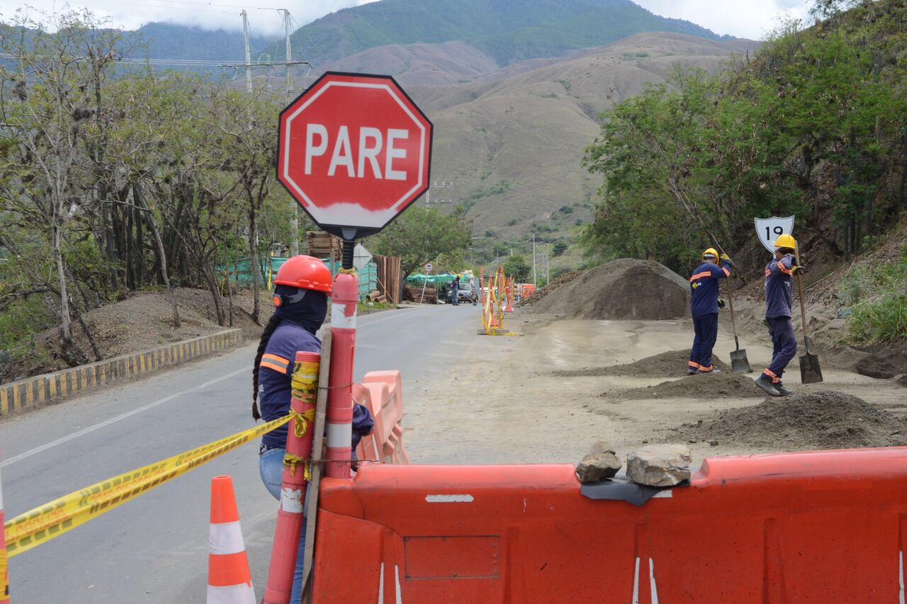 Informe Domingo: Estado de las vías al mar. Cali-K18-Dagua-Loboguerrero-Buenaventura-Buga, obras y pasos en pare y siga. foto José L Guzmán. El País. Agosto 23-23