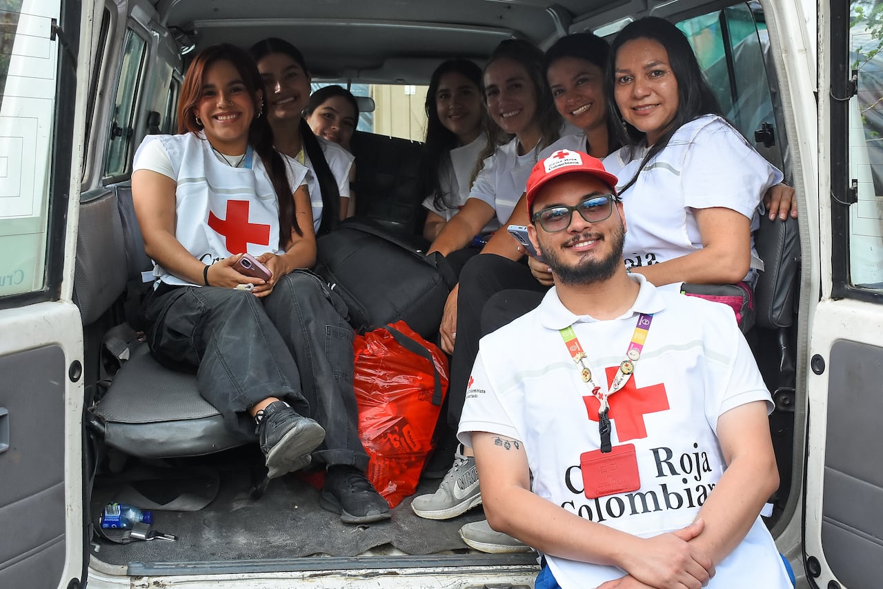 Ayuda Psicosocial de voluntarios de la Cruz Roja y la fundación Dra Florecita a damnificados de Altos de Santa Elena.