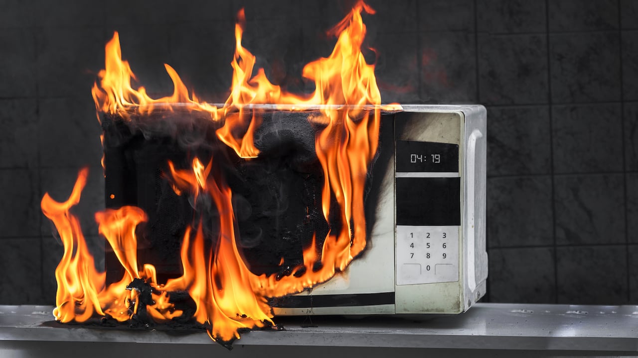 Los electrodomésticos se pueden encender en llamas por diferentes motivos.