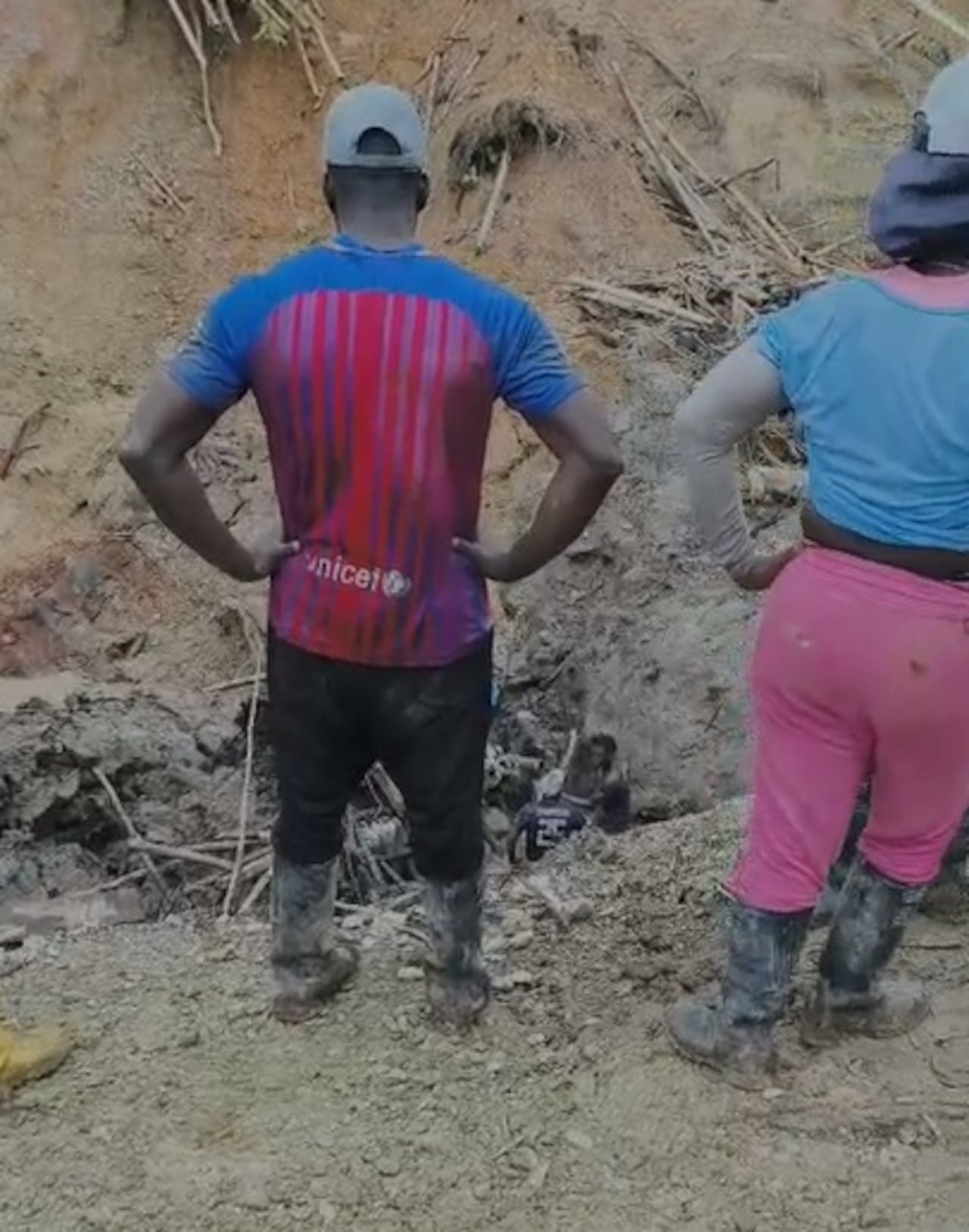 Cuatro mineros murieron tras quedar atrapados por un deslizamiento de tierra dentro de un socavón en el sector de Pisares, Timbiquí.