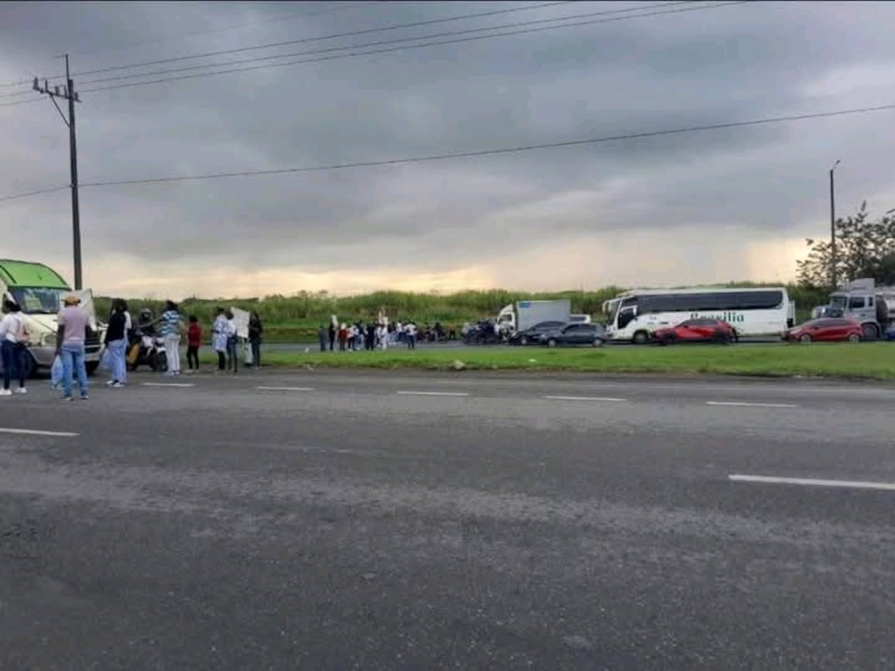 La protesta se desató tras la masacre de tres ciudadanos en la vereda Obando, hecho que ha generado indignación en la comunidad