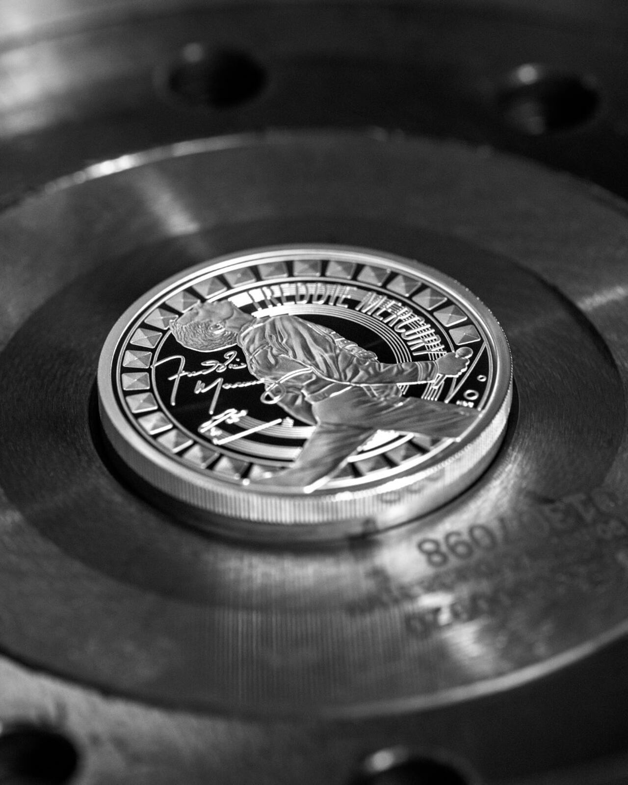 Royal Mint lanza moneda conmemorativa de Freddie Mercury y subastará un ejemplar de oro para apoyar la lucha contra el sida