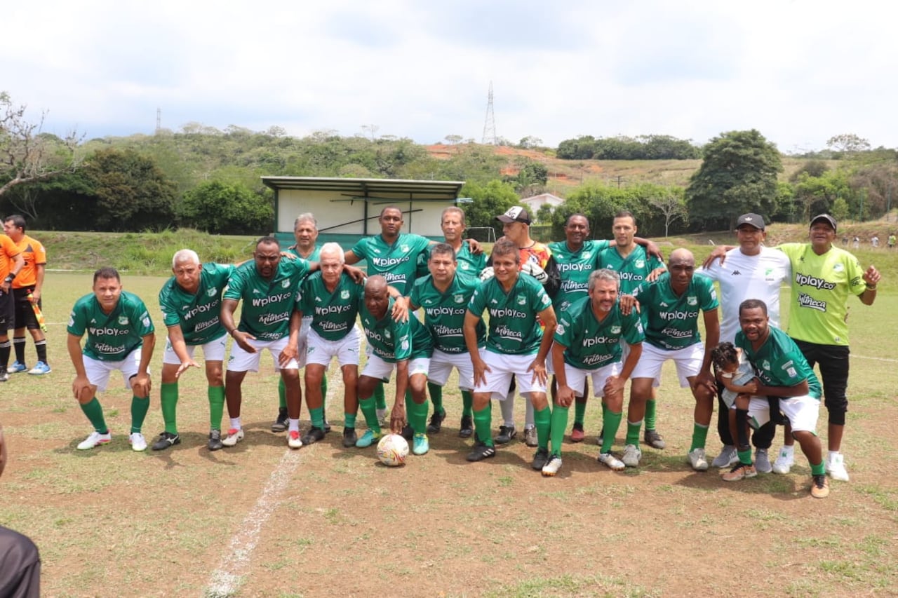 El equipo del Cali que hace muchos años llenó de alegrías a los hinchas de este equipo, ahora se pone la camiseta por las nuevas generaciones.