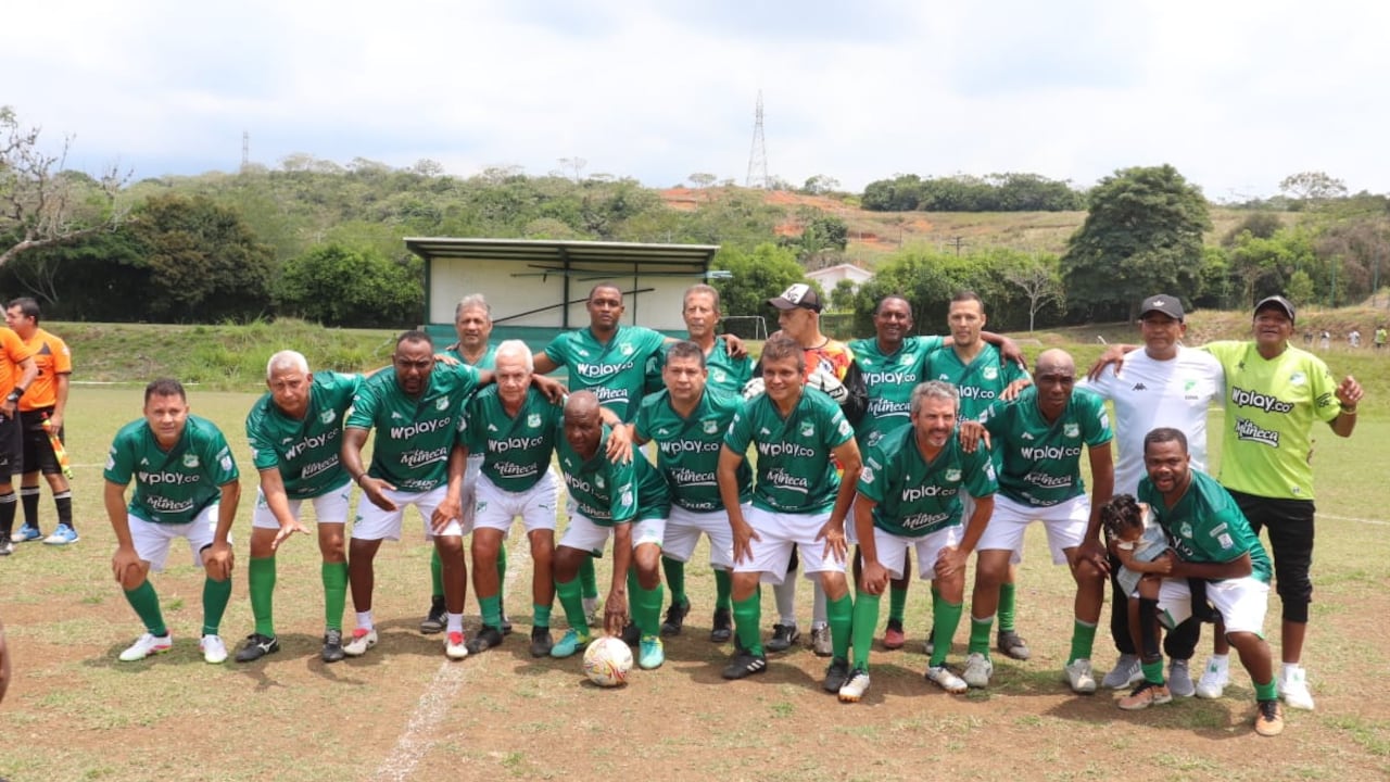 El equipo del Cali que hace muchos años llenó de alegrías a los hinchas de este equipo, ahora se pone la camiseta por las nuevas generaciones.