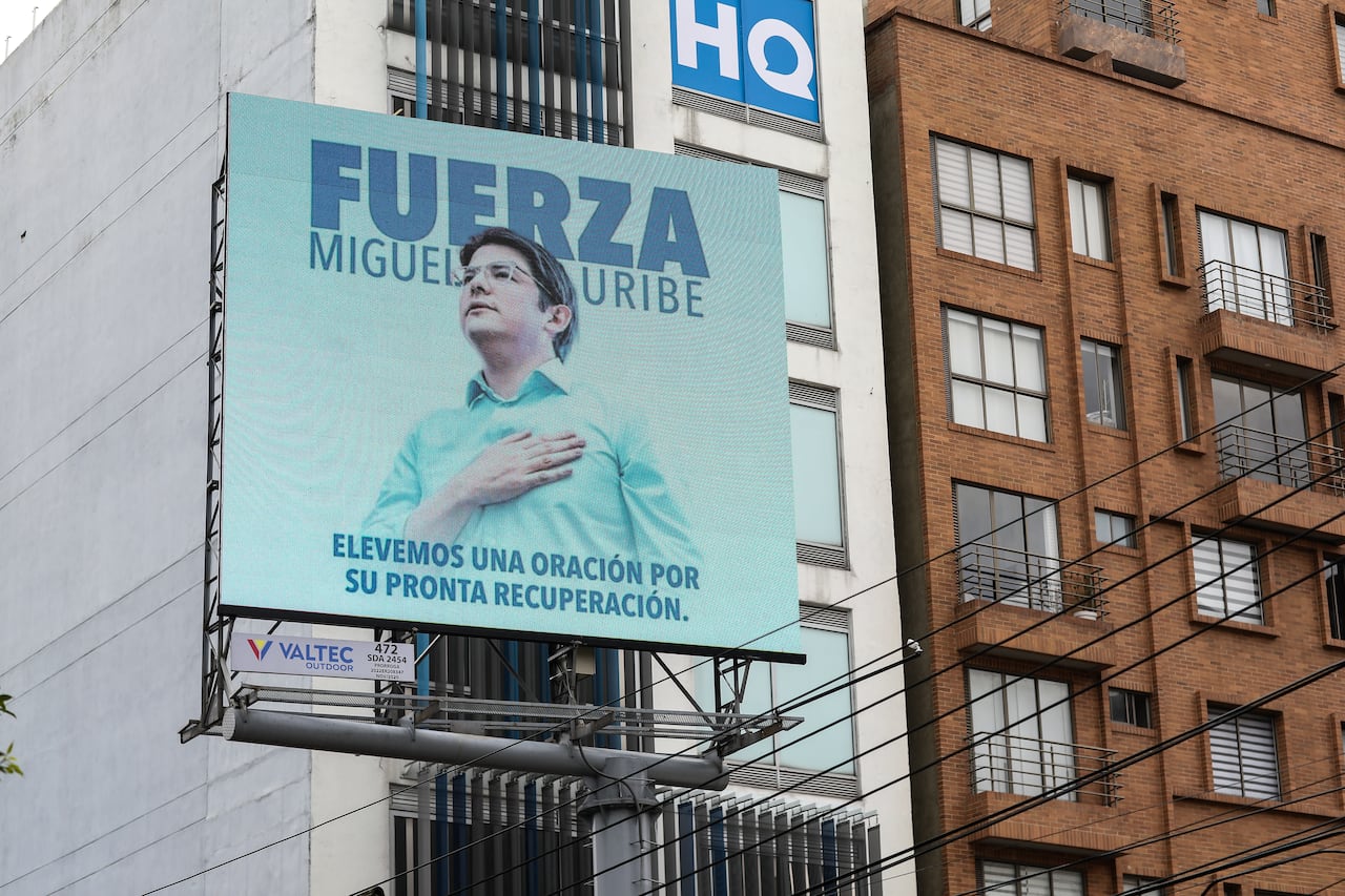 Valla cerca de la Fundación Santa fe, en apoyo a Miguel Uribe Turbay