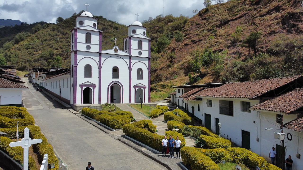 Para llegar a la población de San Sebastián, Cauca, hay que recorrer alrededor de 180 kilómetros desde la ciudad de Popayán. Es una región cuya brisa proviene de los páramos y montañas, que atrapa y purifica al recorrer la carretera que conecta a la cabecera municipal, la cual atraviesa la Cordillera Central en el sistema montañoso de los Andes.