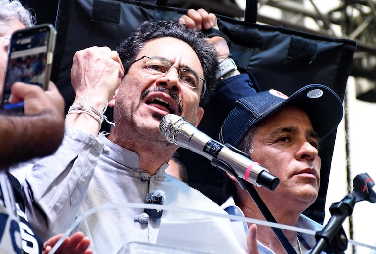 Ivan Cepeda en campaña presidencial, parque de las banderas, Cali.