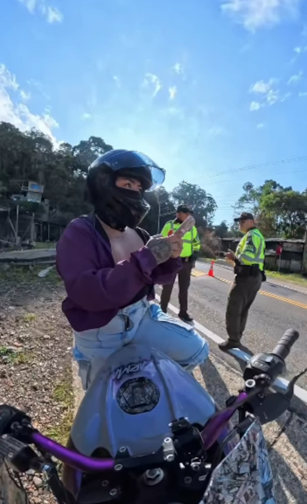 La motocicleta registra cuatro comparendos y una multa de tránsito por un valor superior a $6 millones, según los datos citados en la publicación.